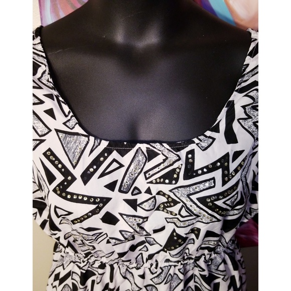 Patterned High-Low Dress - Picture 2 of 4